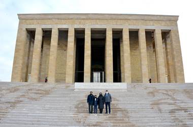 Şehit Olmadan Önce Sn. Bakanımız Hulusi Akar'a "Sözümü Tuttum" Mesajı Gönderen Azerbaycanlı Şehit Üsteğmen Valeh Memiyev'in Ailesi Anıtkabir'i Ziyaret Etti